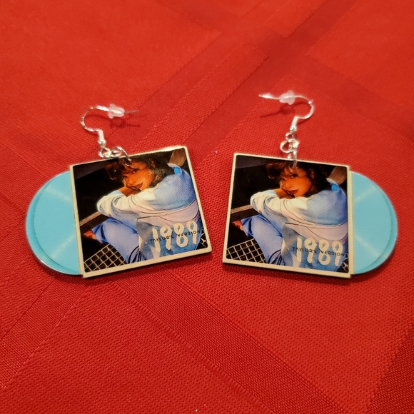 1989 Taylor Swift dangle earrings - Picture 1 of 2